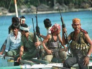 Сомалійські пірати захопили в полон близько 100 моряків