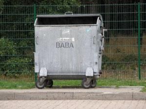 Батько залишив своїх дітей у баку для сміття Батько залишив своїх дітей у баку для сміття