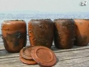 З Цюріхського озера підняли 35 урн з людським прахом З Цюріхського озера підняли 35 урн з людським прахом