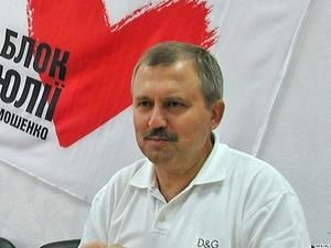 У Криму міліція заблокувала вхід в офіс БЮТ У Криму міліція заблокувала вхід в офіс БЮТ