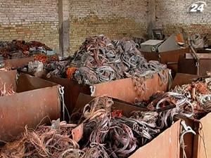 Під Києвом у брухті знайшли 10 тонн зрізаного кабелю зв'язку