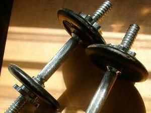 Британського вчителя, який вдарив гантелею учня, виправдали Британського вчителя, який вдарив гантелею учня, виправдали