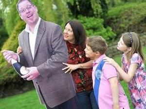 Англійка зробила для дітей копію тата із картону Англійка зробила для дітей копію тата із картону