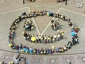 В центрі Києва влаштували "усміхнений" флеш-моб
