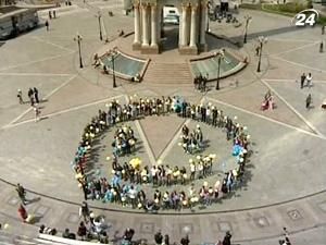 У центрі столиці молодь влаштувала "усміхнений" флеш-моб У центрі столиці молодь влаштувала "усміхнений" флеш-моб