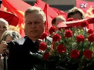 1 травня ліві сили традиційно кладуть квіти до пам'ятника Леніну 1 травня ліві сили традиційно кладуть квіти до пам'ятника Леніну