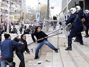 Демонстранти намагалися прорватися в будівлю грецького Мінфіну в Афінах Демонстранти намагалися прорватися в будівлю грецького Мінфіну в Афінах