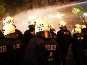 Німецька поліція водометами розганяла першотравневі демонстрації Німецька поліція водометами розганяла першотравневі демонстрації