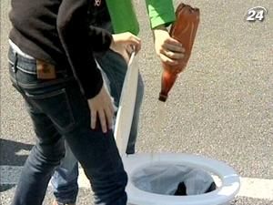 На Хрещатику cуд над пивом влаштували активісти громадських організацій На Хрещатику cуд над пивом влаштували активісти громадських організацій