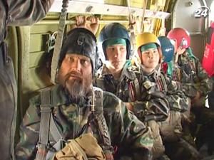 Покликання служити Богу не заважає вінницькому священику стрибати з парашутом Покликання служити Богу не заважає вінницькому священику стрибати з парашутом