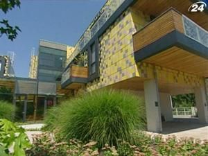 Будинок-саламандра - гігантський конструктор у зеленому саду Будинок-саламандра - гігантський конструктор у зеленому саду