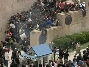 Страйк у Греції переріс у масові заворушення та сутички демонстрантів з поліцією Страйк у Греції переріс у масові заворушення та сутички демонстрантів з поліцією