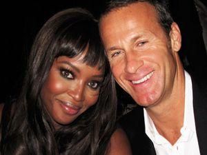 Наомі Кемпбел сидить на кленовому сиропі Наомі Кемпбел сидить на кленовому сиропі