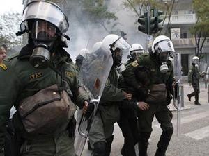 В Афінах постраждали майже 30 поліцейських В Афінах постраждали майже 30 поліцейських