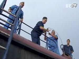 Російські військові моряки звільнили танкер, захоплений піратами Російські військові моряки звільнили танкер, захоплений піратами