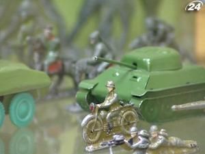 У Києві відкрилась виставка повоєнних іграшок У Києві відкрилась виставка повоєнних іграшок