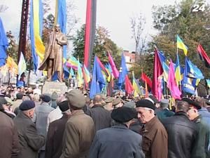 Бандера та Шухевич стали почесними івано-франківцями Бандера та Шухевич стали почесними івано-франківцями