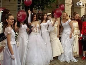 Центр міста Львова заполонили жінки в білому Центр міста Львова заполонили жінки в білому