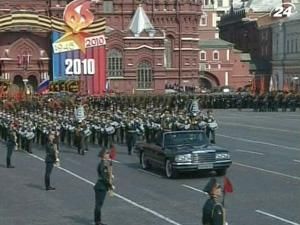 У Москві відбувся парад на честь 65 річниці перемоги над нацизмом У Москві відбувся парад на честь 65 річниці перемоги над нацизмом