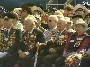 Близько ста ветеранів привезли на парад і подарували гроші Близько ста ветеранів привезли на парад і подарували гроші