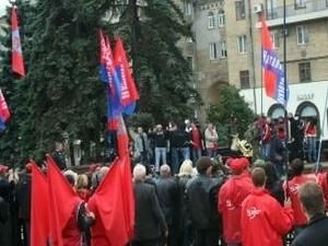 На центральній площі Донецьку з’явились прапори забороненої організації