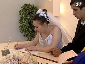 Українці стали менше одружуватись Українці стали менше одружуватись