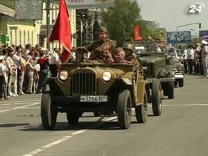 У Луганську представили техніку радянського автопрому - 10 травня 2010 - Телеканал новин 24 У Луганську представили техніку радянського автопрому - 10 травня 2010 - Телеканал новин 24