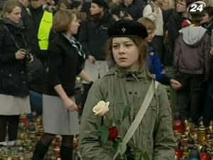 Поляки згадали жертв аварії президентського ТУ 154 під Смоленськом Поляки згадали жертв аварії президентського ТУ 154 під Смоленськом