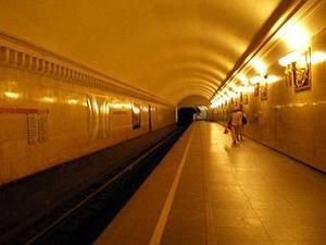 Самогубиця зупинила рух потягів у метро Санкт-Петербурга на півгодини Самогубиця зупинила рух потягів у метро Санкт-Петербурга на півгодини