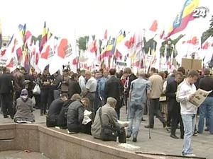 Опозиція і коаліція стягнули своїх прихильників під Раду