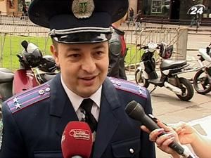 У Львові працівники ДАІ перевірили знання правил дорожнього руху у водіїв скутерів