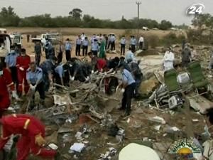 Літак розбився при заході на посадку, загинули 103 людини - 12 травня 2010 - Телеканал новин 24 Літак розбився при заході на посадку, загинули 103 людини - 12 травня 2010 - Телеканал новин 24