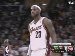 Леброн Джеймс грає з важкою травмою Леброн Джеймс грає з важкою травмою