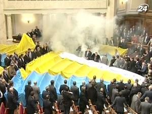 За яйця та димові шашки депутатам уріжуть зарплату За яйця та димові шашки депутатам уріжуть зарплату