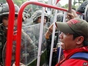 В Бангкоку одна людина загинула і 32 отримали поранення В Бангкоку одна людина загинула і 32 отримали поранення