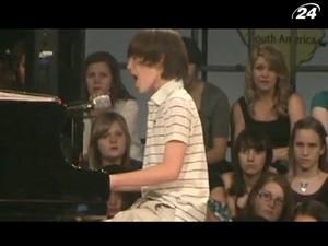 Нова інтернет-сенсація - американський школяр переспівав пісню Лейді Гаги Paparazzi Нова інтернет-сенсація - американський школяр переспівав пісню Лейді Гаги Paparazzi