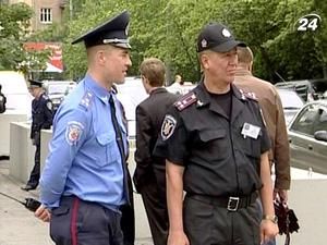 Працівникам міліції збільшили зарплату на 100 гривень Працівникам міліції збільшили зарплату на 100 гривень