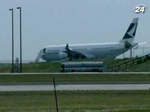 Два винищувачі супроводили пасажирський літак до приземлення Два винищувачі супроводили пасажирський літак до приземлення