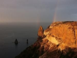 У Криму автомобіль впав із 70-метрової скелі У Криму автомобіль впав із 70-метрової скелі