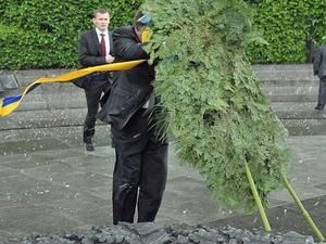 На Президента України впав вінок. Фото.Відео