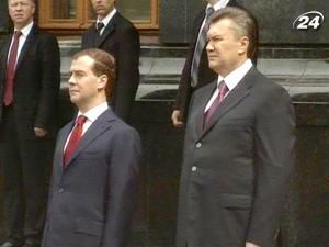 Медведєв прилетів починати "нові відносини" з Україною Медведєв прилетів починати "нові відносини" з Україною