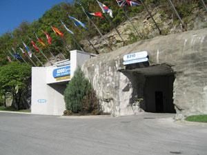 Люди в майбутньому будуть жити і працювати під землею Люди в майбутньому будуть жити і працювати під землею