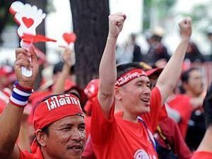 Таїландські військові самі доправлять постраждалих від штурму "містечка" Таїландські військові самі доправлять постраждалих від штурму "містечка"