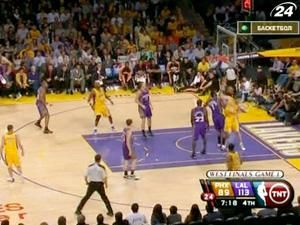 "Лейкерс" перемогли у першому матчі фіналу заходу проти "Фінікса" "Лейкерс" перемогли у першому матчі фіналу заходу проти "Фінікса"