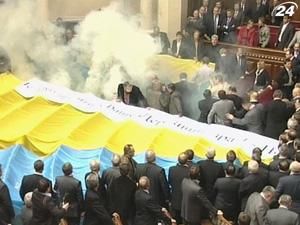 Помаранчевих знову кличуть у прокуратуру - і знову через бійку у Верховній Раді Помаранчевих знову кличуть у прокуратуру - і знову через бійку у Верховній Раді
