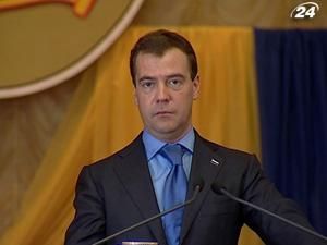 Медведєв читає книжки на Ipad Медведєв читає книжки на Ipad