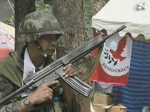 Урядові війська частково захопили табір опозиціонерів у Бангкоку Урядові війська частково захопили табір опозиціонерів у Бангкоку
