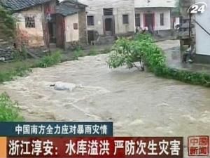 На півдні Китаю проливні дощі, повені та зсуви ґрунту 