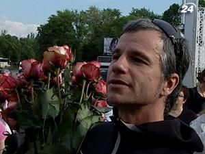 Зірку мюзиклу Notrе Dame De Paris Брюно Пельтьє у Борисполі зустрічали співами Зірку мюзиклу Notrе Dame De Paris Брюно Пельтьє у Борисполі зустрічали співами