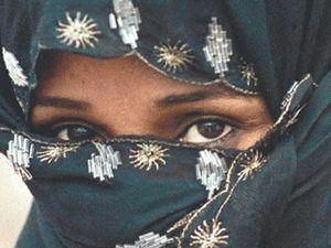 У Франції з мусульманки привселюдно зірвали паранджу У Франції з мусульманки привселюдно зірвали паранджу